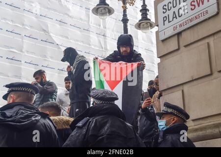 Londra, Regno Unito. 16 maggio 2021. I manifestanti si confrontano con la polizia a Whitehall durante la manifestazione pro-Palestina.i manifestanti si sono riuniti nel centro di Londra per il secondo giorno del fine settimana a sostegno della Palestina, mentre le tensioni tra Israele e Palestina si intensificavano. (Foto di Vuk Valcic/SOPA Images/Sipa USA) Credit: Sipa USA/Alamy Live News Foto Stock