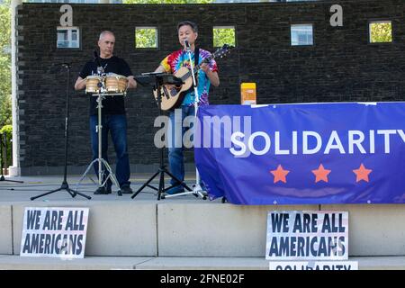 Columbus, Stati Uniti. 16 maggio 2021. I musicisti si esibiscono durante un evento di solidarietà a Columbus.molti tipi diversi di persone sono venuti in "solidarietà: Ohio unita contro l'odio" per collaborare con le minoranze sottorappresentate in Ohio, tra cui le comunità AAPI (Asian Americani e Pacific Islanders), le comunità nere e la comunità LGBTQ. Credit: SOPA Images Limited/Alamy Live News Foto Stock