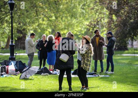 Londra, Regno Unito. 15 maggio 2021. La gente socializza nel St James's Park di Londra durante il fine settimana. Credit: Brett Cove/SOPA Images/ZUMA Wire/Alamy Live News Foto Stock