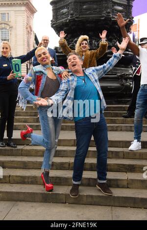 Londra, Regno Unito. 16 maggio 2021. Volti del West End, tra cui Shane Richie e Layton Williams, posa di fronte a Eros a Piccadilly Circus, Londra, per celebrare l'allentamento delle restrizioni del coronavirus, che permetterà l'apertura di teatri, cinema e altri luoghi di intrattenimento nel West End. Data immagine: Venerdì 14 maggio 2021. Il credito fotografico dovrebbe essere: Matt Crossick/Empics/Alamy Live News Foto Stock