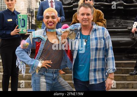 Londra, Regno Unito. 16 maggio 2021. Volti del West End, tra cui Shane Richie e Layton Williams, posa di fronte a Eros a Piccadilly Circus, Londra, per celebrare l'allentamento delle restrizioni del coronavirus, che permetterà l'apertura di teatri, cinema e altri luoghi di intrattenimento nel West End. Data immagine: Venerdì 14 maggio 2021. Il credito fotografico dovrebbe essere: Matt Crossick/Empics/Alamy Live News Foto Stock