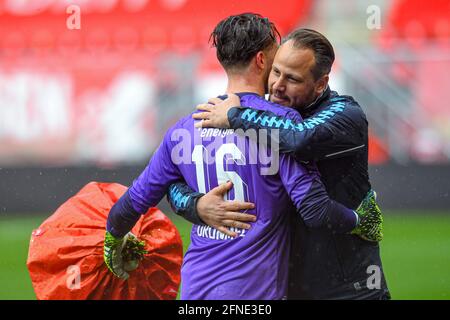 ENSCHEDE, PAESI BASSI - MAGGIO 16: Il guardiano Joel Drommel del FC Twente viene abbracciato dal capo della fisioterapia Wouter Vos durante la partita olandese di Eredivisie Foto Stock