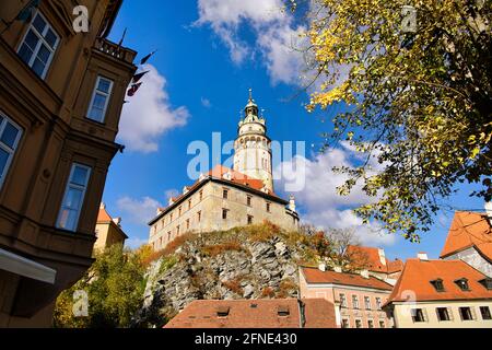 Cesky Krumlov Castello Torre di giorno dei colori autunnali, cielo blu luminoso e belle nuvole, la città vecchia in europa e il patrimonio mondiale si Foto Stock