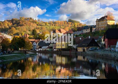 Le vedute panoramiche di Cesky Krumlov, Repubblica Ceca, in un pomeriggio d'autunno, la citta' vecchia in europa e il sito del patrimonio mondiale sono famosi e popolari Foto Stock
