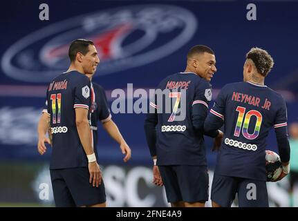 Parigi, Francia. 16 maggio 2021. Kylian Mbappe (C), Neymar (R) e Angel di Maria React di Parigi Saint Germain durante una partita di calcio Ligue 1 tra Paris Saint Germain (PSG) e Reims a Parigi, Francia, 16 maggio 2021. Credit: Gao Jing/Xinhua/Alamy Live News Foto Stock