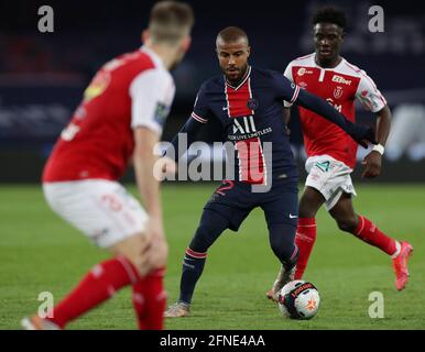 Parigi, Francia. 16 maggio 2021. L'Abdou Diallo di Parigi Saint Germain (C) compete durante una partita di calcio Ligue 1 tra Paris Saint Germain (PSG) e Reims a Parigi, Francia, il 16 maggio 2021. Credit: Gao Jing/Xinhua/Alamy Live News Foto Stock