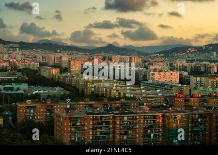 Barcellona, Spagna - Nov 17 2017 : molti edifici e appartamenti sembrano affollati a Barcellona, Spagna, la vista della città all'alba da un'alta angolazione Foto Stock