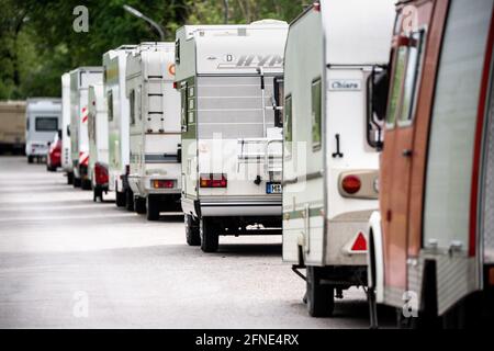 Monaco, Germania. 11 Maggio 2021. I rimorchi e le roulotte parcheggiati si trovano in una strada. Credit: Attias Balk/dpa/Alamy Live News Foto Stock