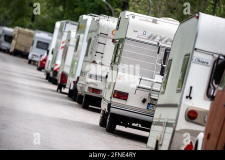 Monaco, Germania. 11 Maggio 2021. I rimorchi e le roulotte parcheggiati si trovano in una strada. Credit: Attias Balk/dpa/Alamy Live News Foto Stock