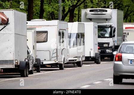 Monaco, Germania. 11 Maggio 2021. I rimorchi e le roulotte parcheggiati si trovano in una strada. (A dpa 'il boom del RV esacerba la carenza di parcheggio in alcuni posti') Credit: Matthias Balk/dpa/Alamy Live News Foto Stock