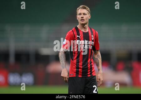 Milano, 16 maggio 2021. Simon Kjaer dell'AC Milan guarda durante la serie A a a Giuseppe Meazza, Milano. L'immagine di credito dovrebbe essere: Jonathan Moscop / Sportimage Foto Stock