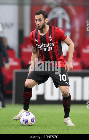 Milano, 16 maggio 2021. Hakan Calhanoglu di AC Milan durante la serie A match a Giuseppe Meazza, Milano. L'immagine di credito dovrebbe essere: Jonathan Moscop / Sportimage Foto Stock