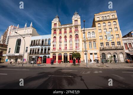 Rio de Janeiro, Brasile - 27 giugno 2017: Edifici in tipico stile coloniale portoghese ristrutturati nelle strade di Rio de Janeiro. Foto Stock