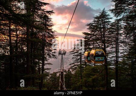 i turisti potranno godersi un giro in funivia sulla città di shimla al tramonto. Foto Stock