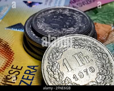 Monete e banconote in franchi svizzeri Foto Stock