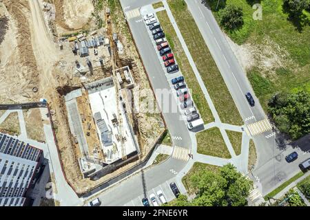 costruzione di fondamenta in cemento per la costruzione di nuovi appartamenti. vista aerea dal cielo del drone Foto Stock