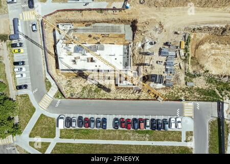 costruzione di fondazione per la costruzione di nuovi appartamenti. vista aerea dall'alto dal drone volante Foto Stock