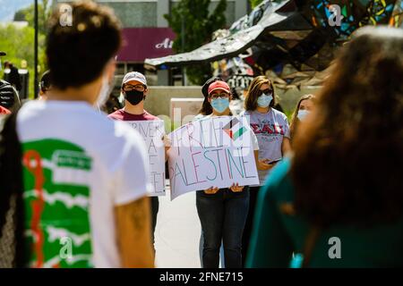 Reno, Stati Uniti. 16 maggio 2021. I manifestanti tengono i cartelli durante la dimostrazione. I manifestanti Pro Palestinesi si sono riuniti per un raduno nella piazza della città per condividere il loro sostegno alla Palestina e la rabbia per quello che vedono come aggressione israeliana. I relatori all'evento hanno espresso il desiderio che gli Stati Uniti smettano di inviare aiuti militari a Israele. Credit: SOPA Images Limited/Alamy Live News Foto Stock