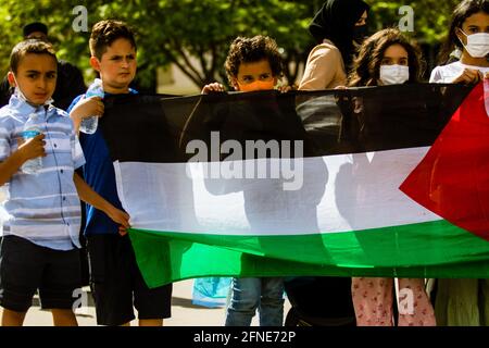 Reno, Stati Uniti. 16 maggio 2021. I bambini hanno una bandiera palestinese durante la dimostrazione. I manifestanti Pro Palestinesi si sono riuniti per un raduno nella piazza della città per condividere il loro sostegno alla Palestina e la rabbia per quello che vedono come aggressione israeliana. I relatori all'evento hanno espresso il desiderio che gli Stati Uniti smettano di inviare aiuti militari a Israele. Credit: SOPA Images Limited/Alamy Live News Foto Stock