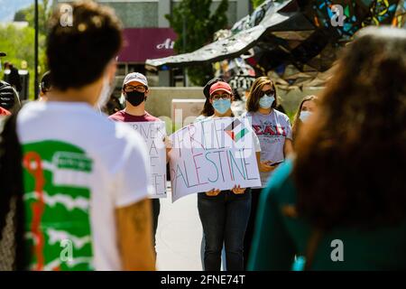 Reno, Stati Uniti. 16 maggio 2021. I manifestanti tengono i cartelli durante la dimostrazione. I manifestanti Pro Palestinesi si sono riuniti per un raduno nella piazza della città per condividere il loro sostegno alla Palestina e la rabbia per quello che vedono come aggressione israeliana. I relatori all'evento hanno espresso il desiderio che gli Stati Uniti smettano di inviare aiuti militari a Israele. (Foto di Ty o'Neil/SOPA Images/Sipa USA) Credit: Sipa USA/Alamy Live News Foto Stock