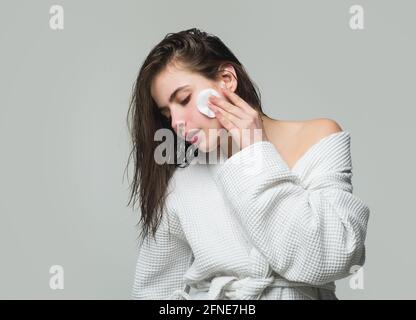 Rimuovere il prodotto. Bella donna con una spugna e acqua micellare. Donna di bellezza con pelle pulita e sana, make up naturale, concetto spa. Bellissima Foto Stock