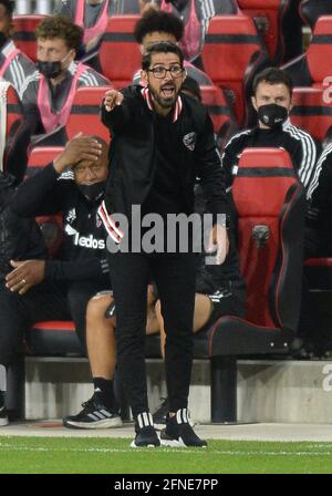 Washington, Stati Uniti. 16 maggio 2021. D.C. United Head Coach Hernan Losada dirige la sua squadra nella prima metà contro Orlando City SC all'Audi Field di Washington, DC, domenica 16 maggio 2021. Orlando City sconfisse United, 1-0. (Foto di Chuck Myers/Sipa USA) Credit: Sipa USA/Alamy Live News Foto Stock