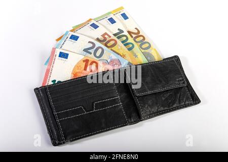 Varie banconote in euro in portafoglio in pelle nera, Germania Foto Stock
