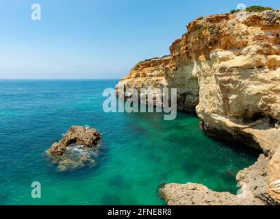 Mare turchese, scogliere, coste frastagliate in arenaria, formazioni rocciose nel mare, Algarve, Lagos, Portogallo Foto Stock