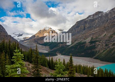 Vista sulla valle con il fiume ghiacciaio Peyto Creek, sul retro Peyto Peak con ghiacciaio, Banff National Park, Canadian Rocky Mountains, Alberta Foto Stock