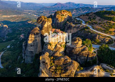 Aereo, monastero di Varlaam all'alba, monastero di Meteora, Tessaglia, Grecia Foto Stock