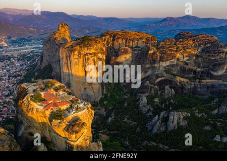 Aereo, Monastero di Agia Triada all'alba, Monastero di Meteora, Tessaglia, Grecia Foto Stock