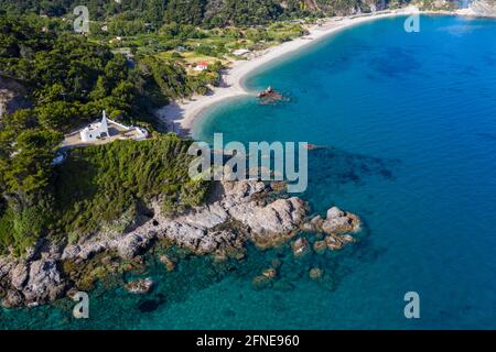 Piccola chiesa sulla spiaggia di Potami, Samos, Grecia Foto Stock