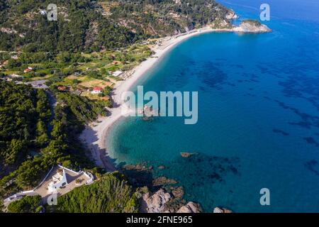 Piccola chiesa sulla spiaggia di Potami, Samos, Grecia Foto Stock