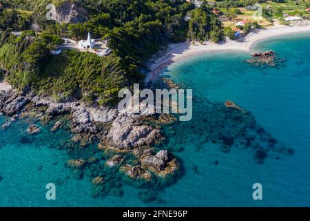 Piccola chiesa sulla spiaggia di Potami, Samos, Grecia Foto Stock