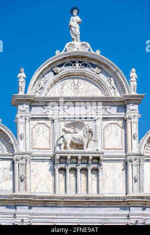 Facciata in marmo con leone alato veneziano, Scuola Grande di San Marco, Venezia, Veneto, Italia Foto Stock