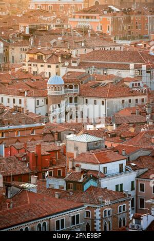 Vista dal Campanile di San Marco su Palazzo Contarini del Bovolo e le case di Venezia, vista sulla città di Venezia, Veneto, Italia Foto Stock