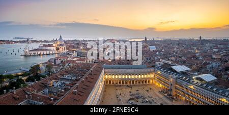 Atmosfera serale, Basilica di Santa Maria della Salute e Piazza San Marco, vista dal campanile di San Marco, vista sulla città di Venezia Foto Stock