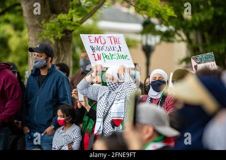 Harrisburg, Stati Uniti. 16 maggio 2021. I manifestanti tengono cartelli durante una dimostrazione pro-Palestina.circa 100 persone hanno partecipato a un rally e a una marcia che è stata organizzata dal Comitato Centrale della Pennsylvania di Masajid. Credit: SOPA Images Limited/Alamy Live News Foto Stock