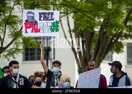 Harrisburg, Stati Uniti. 16 maggio 2021. I manifestanti tengono cartelli durante una dimostrazione pro-Palestina.circa 100 persone hanno partecipato a un rally e a una marcia che è stata organizzata dal Comitato Centrale della Pennsylvania di Masajid. Credit: SOPA Images Limited/Alamy Live News Foto Stock