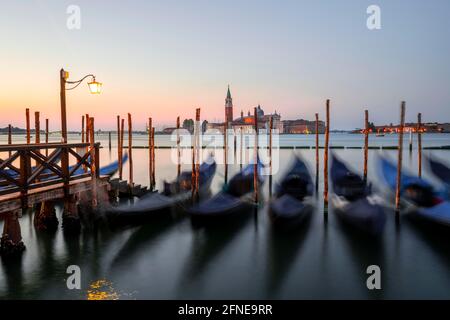 Attracco barche, molo con gondole veneziane, nella chiesa di San Giorgio maggiore, esposizione lunga, alba, Venezia, Veneto, Italia Foto Stock