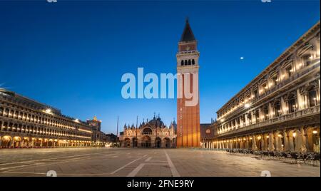 Piazza San Marco con il Campanile di San Marco in atmosfera mattutina, Venezia, Veneto, Italia Foto Stock