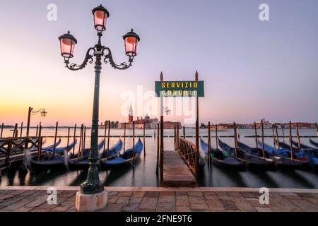 Scalone, Servicio Gondole, molo con gondole veneziane, nella chiesa di San Giorgio maggiore, esposizione lunga, alba, Venezia, Veneto Foto Stock