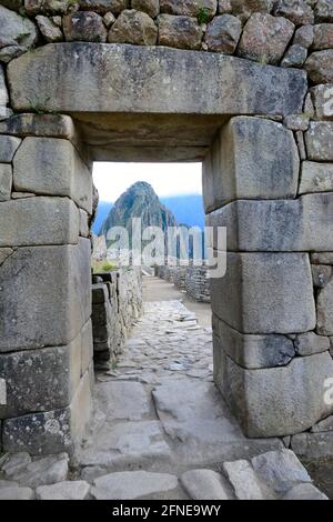 Porta nella città in rovina degli Incas all'alba con Monte Huayna Picchu, Machu Picchu, Provincia di Urubamba, Perù Foto Stock