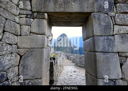 Porta nella città in rovina degli Incas all'alba con Monte Huayna Picchu, Machu Picchu, Provincia di Urubamba, Perù Foto Stock