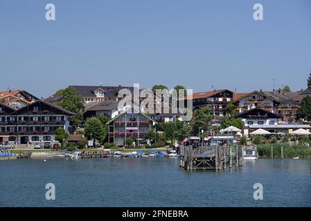 Vista di Gstadt dalla barca, luglio, Chiemsee, Chiemgau, Baviera, Germania Foto Stock