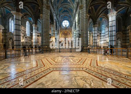 Traversata con coro e pavimento in marmo, Duomo di Siena, Duomo di Santa Maria Assunta, Siena, Toscana, Italia Foto Stock