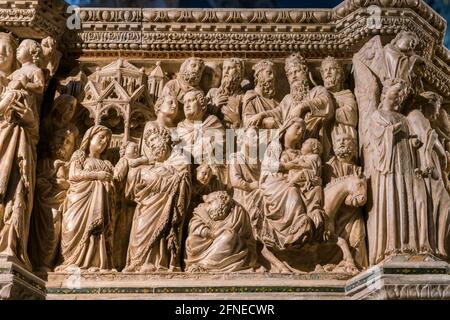 Presentazione di Gesù al Tempio e volo in Egitto, particolare pulpito marmoreo, 1266-68, scultore Nicola Pisano, Cattedrale di Siena, Duomo di Santa Maria Foto Stock