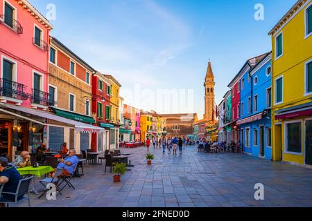 Case colorate, facciate colorate, torre della chiesa della Chiesa Parrocchiale di San Martino Vescovo, Isola di Burano, Venezia, Veneto, Italia Foto Stock