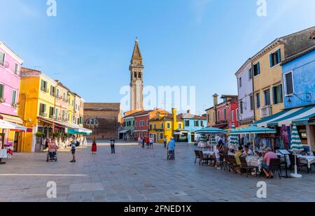 Case colorate, facciate colorate, torre della chiesa della Chiesa Parrocchiale di San Martino Vescovo, Isola di Burano, Venezia, Veneto, Italia Foto Stock