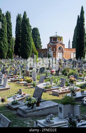 Tombe con decorazioni floreali, isola cimitero San Michele, Venezia, Italia Foto Stock